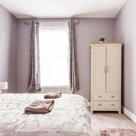 4 Bedroom House, 2 Min Walk From Station لندن المظهر الخارجي الصورة