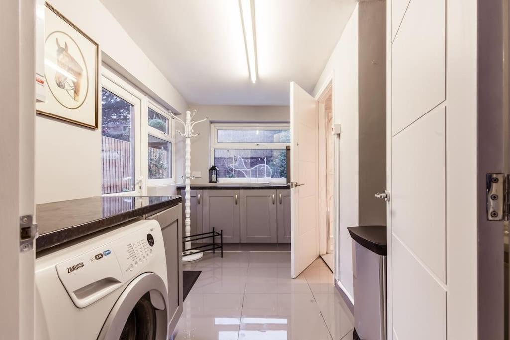 4 Bedroom House, 2 Min Walk From Station لندن المظهر الخارجي الصورة