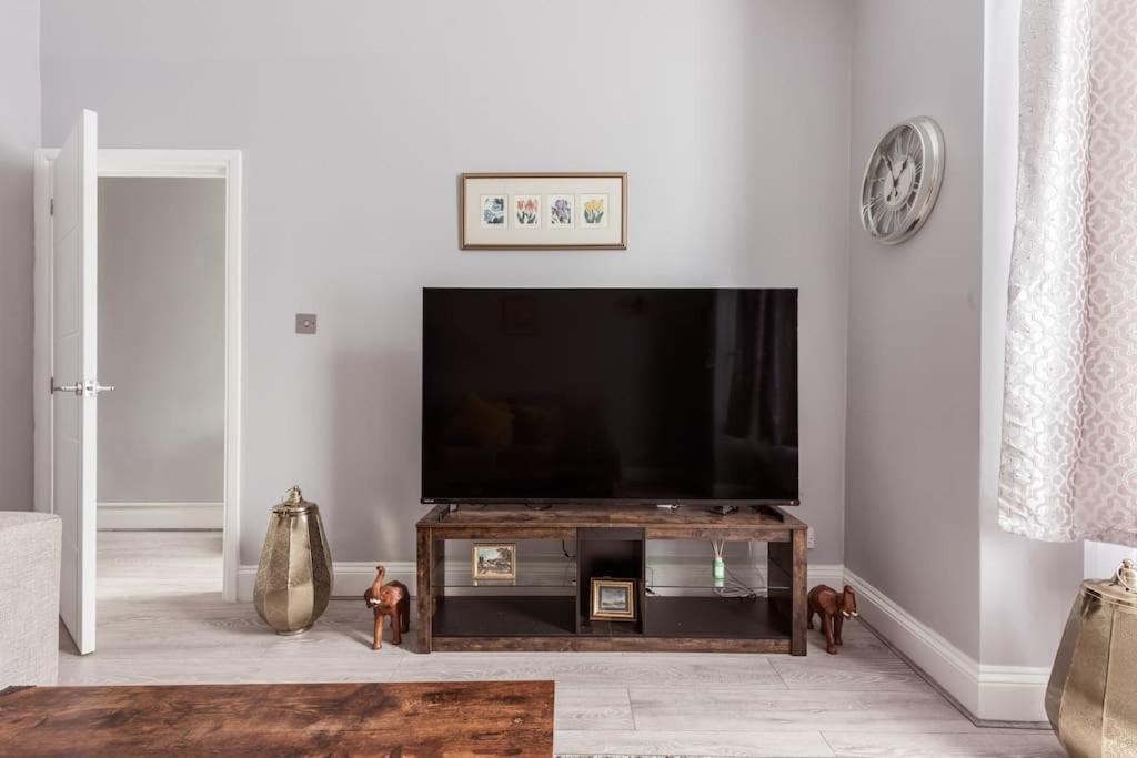 4 Bedroom House, 2 Min Walk From Station لندن المظهر الخارجي الصورة