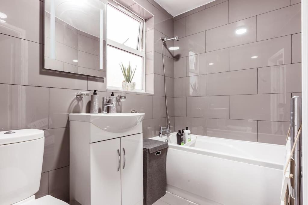 4 Bedroom House, 2 Min Walk From Station لندن المظهر الخارجي الصورة