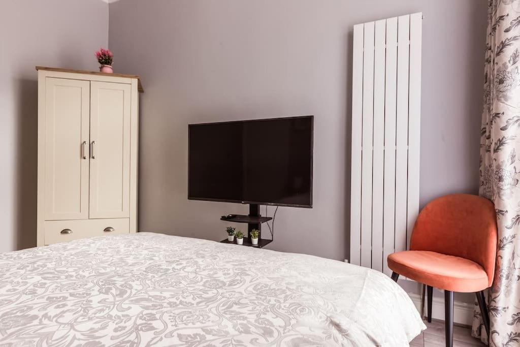 4 Bedroom House, 2 Min Walk From Station لندن المظهر الخارجي الصورة
