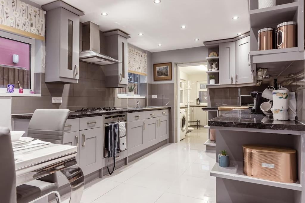 4 Bedroom House, 2 Min Walk From Station لندن المظهر الخارجي الصورة