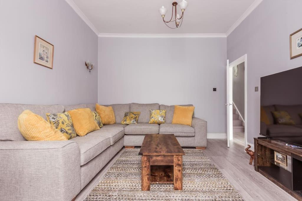 4 Bedroom House, 2 Min Walk From Station لندن المظهر الخارجي الصورة