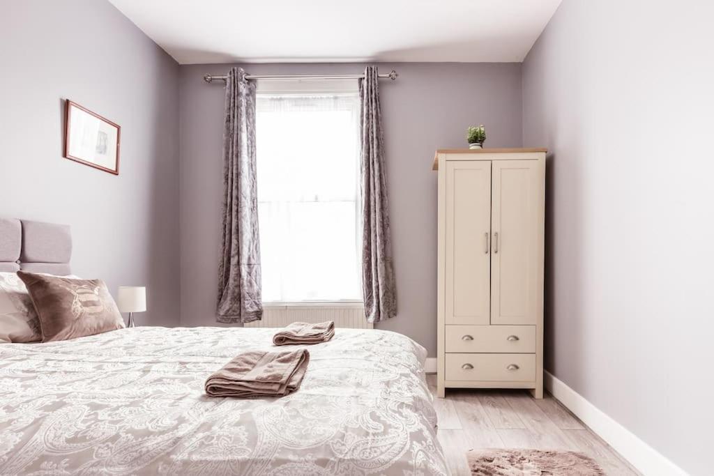 4 Bedroom House, 2 Min Walk From Station لندن المظهر الخارجي الصورة