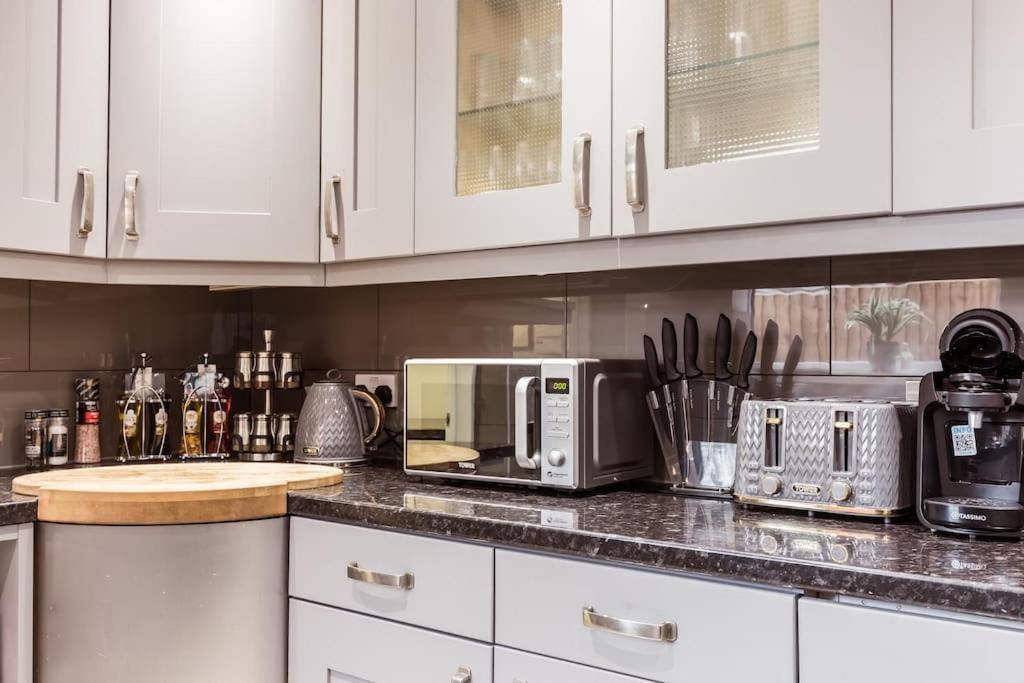 4 Bedroom House, 2 Min Walk From Station لندن المظهر الخارجي الصورة