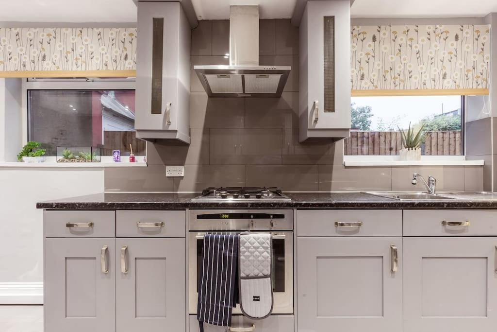 4 Bedroom House, 2 Min Walk From Station لندن المظهر الخارجي الصورة