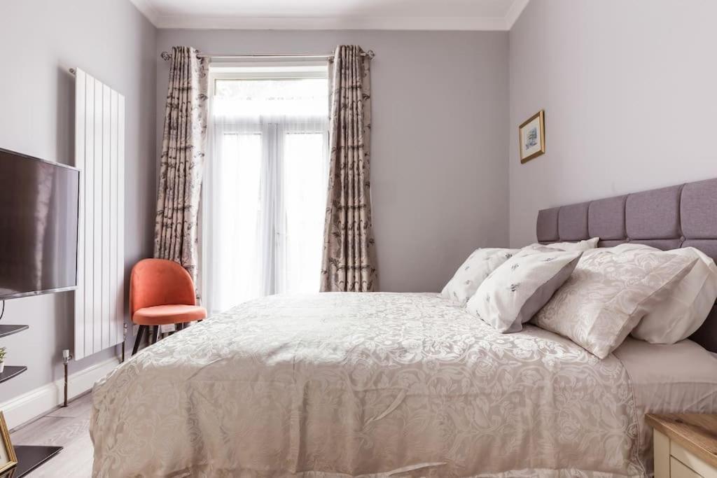 4 Bedroom House, 2 Min Walk From Station لندن المظهر الخارجي الصورة