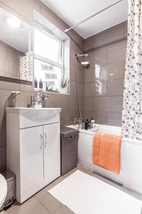 4 Bedroom House, 2 Min Walk From Station لندن المظهر الخارجي الصورة